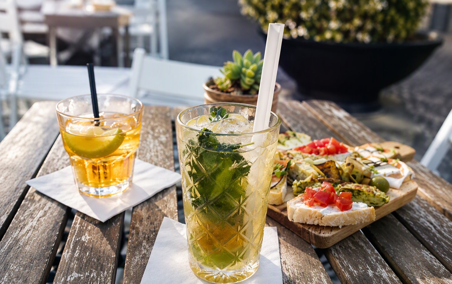 L'aperitivo con mojito, spritz e bruschette sul tavolo rustico